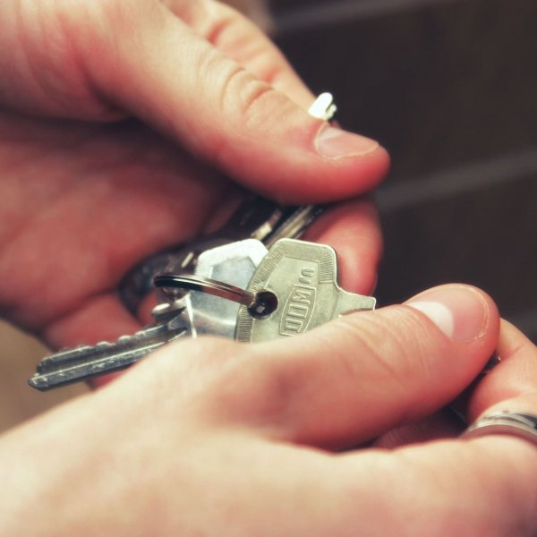 Què ha de fer el propietari d'un habitatge si el inquilí no li paga l'alquiler? 
